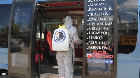 Kartal Belediyesi’nden minibüslere dezenfekte hizmeti