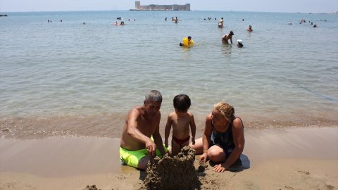 Mersin'de sıcak havadan bunalan halk serinliği denizde buldu
