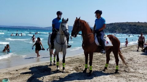 Atlı jandarma ekipleri İzmir sahillerinde denetleme yaptı