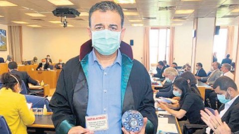 CHP'liler AKP'lilere avukat cübbesi ile düğme ve dikiş seti hediye etti