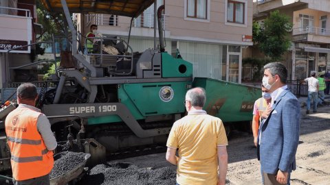 Kartal Belediye Başkanı Gökhan Yüksel devam eden asfalt çalışmalarını inceledi