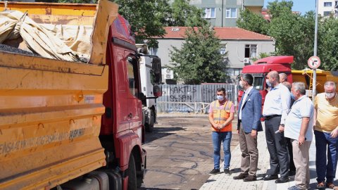 Kartal Belediye Başkanı Gökhan Yüksel devam eden asfalt çalışmalarını inceledi