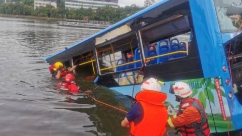 Yolcu otobüsü göle düştü: 21 ölü