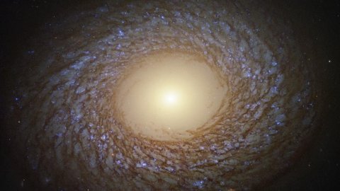 Ortasında büyük bir boşluk olan galaksinin fotoğrafı çekildi