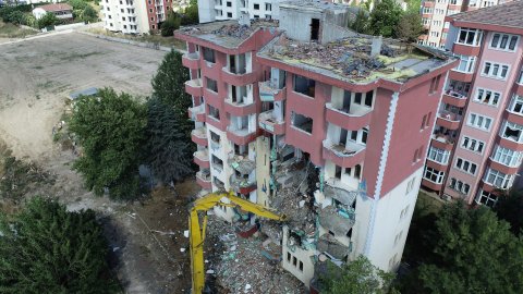 Depremde hasar gören 8 katlı bina yıkıldı! CHP'li Hasan Akgün, İstanbul Büyükşehir Meclisi’ni göreve çağırdı