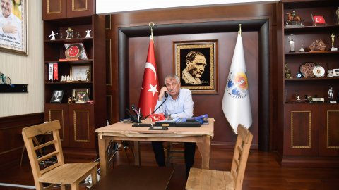 Makam odası haczedilen CHP'li Adana Büyükşehir Belediye Başkanı Zeydan Karalar tahta masada çalışıyor!