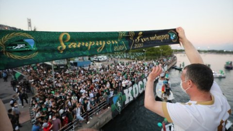 Kocaelispor'un şampiyonluğu kentte büyük bir coşkuyla kutlanıyor