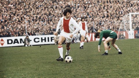 Ajax'ın efsane futbolcusu hayata veda etti