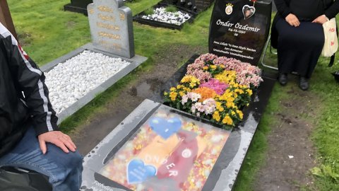 İsveç'te Türk gencin mezarı, Galatasaray amblemi ve formasıyla süslendi
