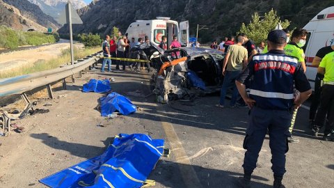Adana'da otomobil ile kamyonetin çarpışması sonucu 4 kişi öldü