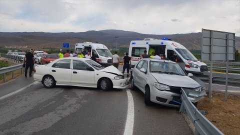 Erzincan'da iki ayrı trafik kazasında 9 kişi yaralandı