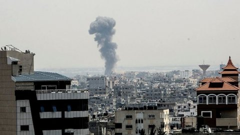 İsrail savaş uçakları Gazze'yi vurdu