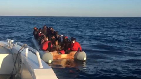 İzmir'de motoru sökülen botla Türk karasularına geri itilen 44 sığınmacı kurtarıldı