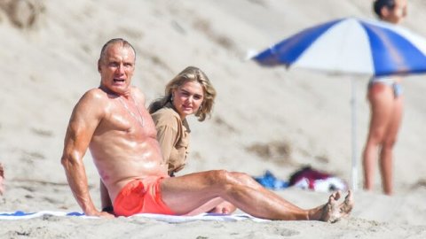 62 yaşındaki ünlü aktör kendisinden 38 yaş küçük sevgilisiyle tatil yaparken görüntülendi