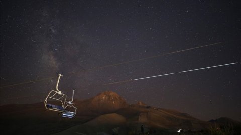 Perseid meteor yağmurunu Erciyes Dağı ve Yedigöller'de izlediler