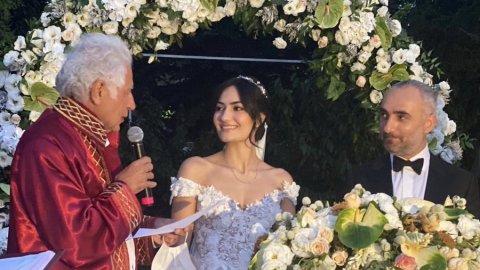 Ünlü gazeteci İsmail Saymaz'ın en mutlu günü! CHP'li Başkan nikahı kıydı! İşte o düğünden görüntüler