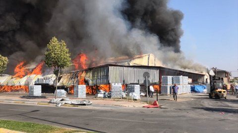 Sakarya'da market deposunda yangın 