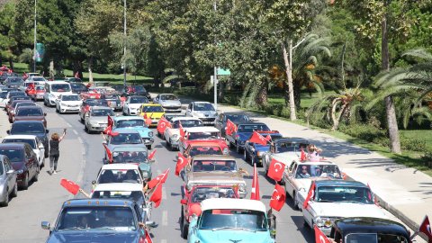 Kadıköy'de 30 Ağustos Zafer Bayramı coşkusu: Klasik otomobillerle zafer turu attılar