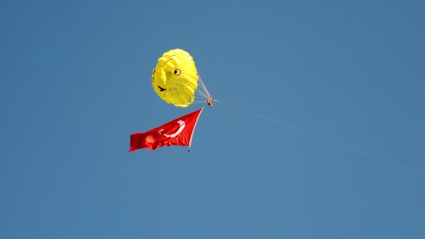Deniz paraşütünde dev Türk bayrağı açtılar