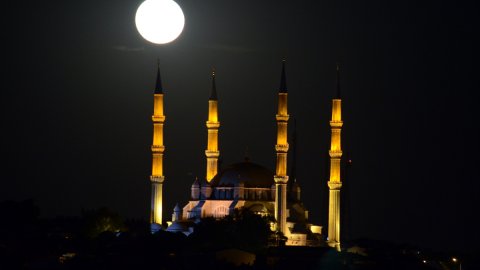 Fotoğraf tutkunları minareler arasında dolunayı ölümsüzleştirdi