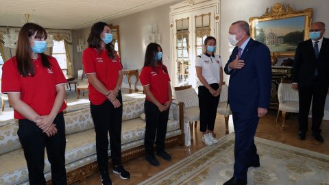 Cumhurbaşkanı Erdoğan, Türkiye 19 Yaş Altı Kız Voleybol Milli Takımı'nı kabul etti