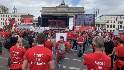 Almanya'da Kovid-19'dan etkilenen eğlence sektörü çalışanları gösteri yaptı