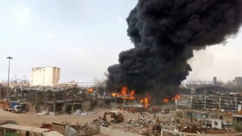 Patlamadan bir ay sonra Beyrut Limanı'nda bu kez yangın çıktı