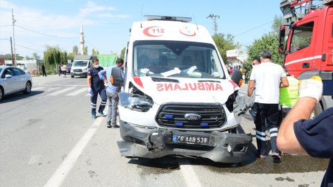 Feci kaza! Hamile kadını taşıyan ambulans otomobile çarptı: 3 yaralı
