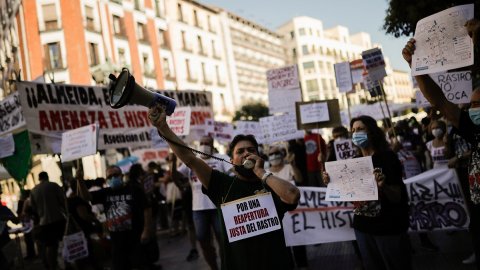 Kovid-19 nedeniyle kapatılan Madrid'in tarihi bit pazarının esnafı çözüm istiyor