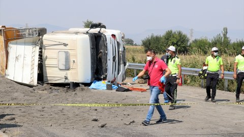 Hafriyat kamyonu devrildi: 1 ölü