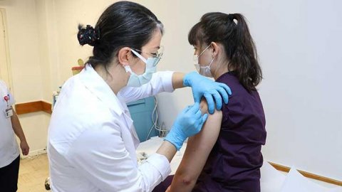Türkiye'de koronavirüs aşısında ilk gönüllü uygulaması yapıldı