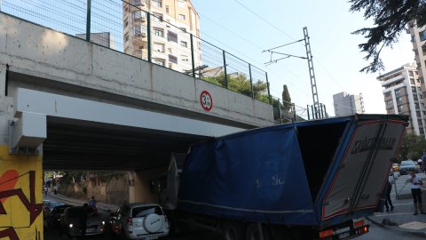 Kadıköy'de kamyonun dorsesi köprü altına sıkıştı