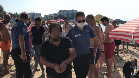 Plajdaki soyunma kabininde çekim yaptığı iddia edilen bir kişi vatandaşlar tarafından dövüldü