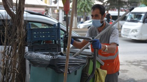 Çöp arabasını özenle temizleyen temizlik işçisi sosyal medyayı salladı