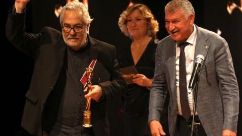 MHP bu defa ünlü sanatçı Rutkay Aziz'i hedef aldı