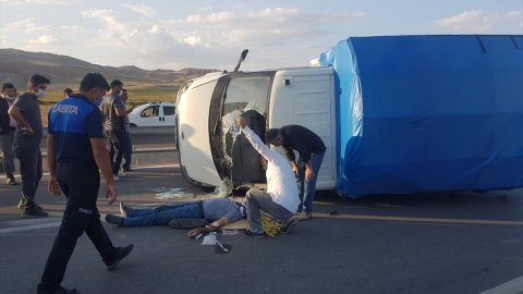 Sivas'ta işçi taşıyan kamyonet devrildi 4 kişi yaralandı