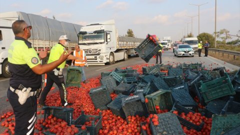 Adana'da domates yüklü kamyon devrildi