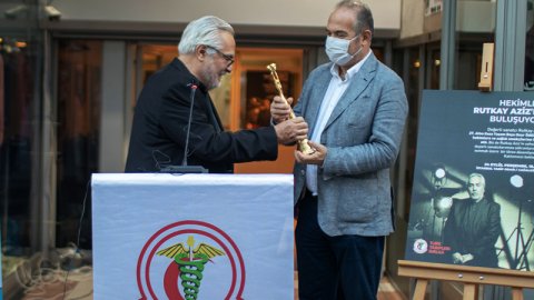 Rutkay Aziz, ödülü Türk Tabipleri Birliği'ne verdi: İyi ki varsınız!