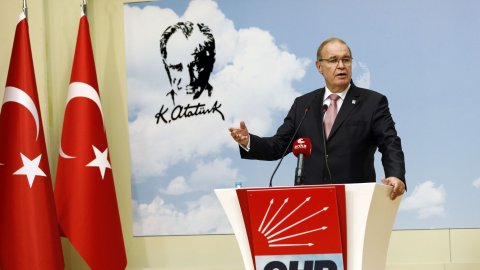 CHP'li Öztrak: 'Dolar ne zaman TL karşısında rekor kırmaya başlasa Erdoğan soluğu Katar'da alıyor'