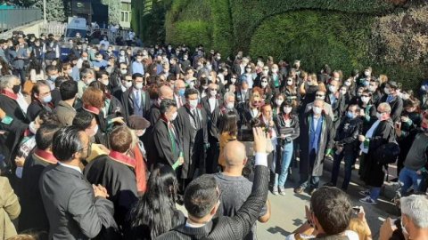 İstanbul ve Diyarbakır Barosu Genel Kurulları polislerce engellendi 