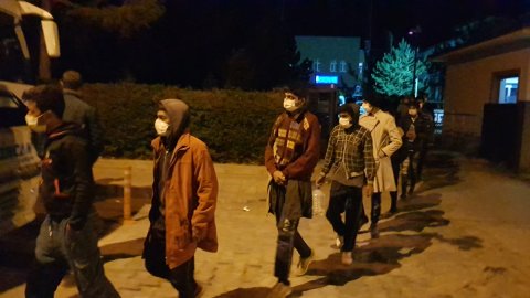 Erzincan'da yaya olarak ilerleyen 27 sığınmacı yakalandı