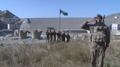 Aliyev: 'Tarihi Hudaferin Köprüsü'ne Azerbaycan bayrağı dikildi'