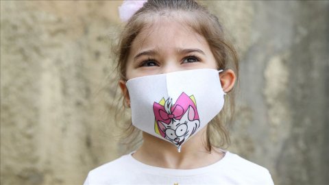 Çocuklara maske ve sosyal mesafe yaşına uygun anlatılmalı