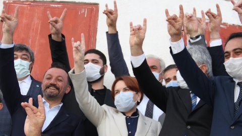'Bozkurt' işareti yapan İYİ Parti Genel Başkanı Meral Akşener: 'Partimizi çok zor kurduk ama kalıcı kıldık'