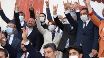 'Bozkurt' işareti yapan İYİ Parti Genel Başkanı Meral Akşener: 'Partimizi çok zor kurduk ama kalıcı kıldık'