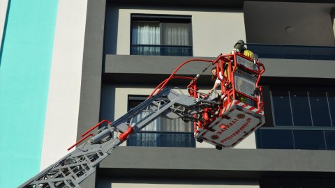 Yangın çıkan apartmandaki 8 kişi itfaiye ekiplerince kurtarıldı