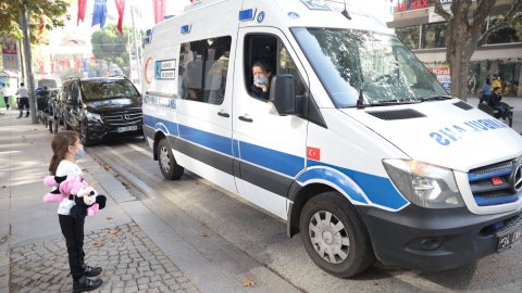 Kadıköy’de ambulanstan koronavirüse karşı farkındalık anonsları yapılıyor