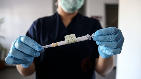 Kovid-19'a karşı geliştirilen aşı Ankara'da gönüllülere uygulanmaya başlandı