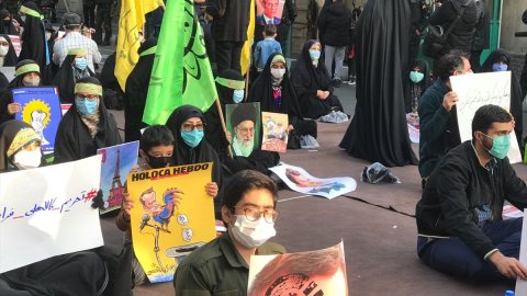 Tahran'da Fransa'nın İslam karşıtı tavrı protesto edildi