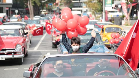  29 Ekim Kadıköy'de klasik otomobil konvoyuyla kutlandı